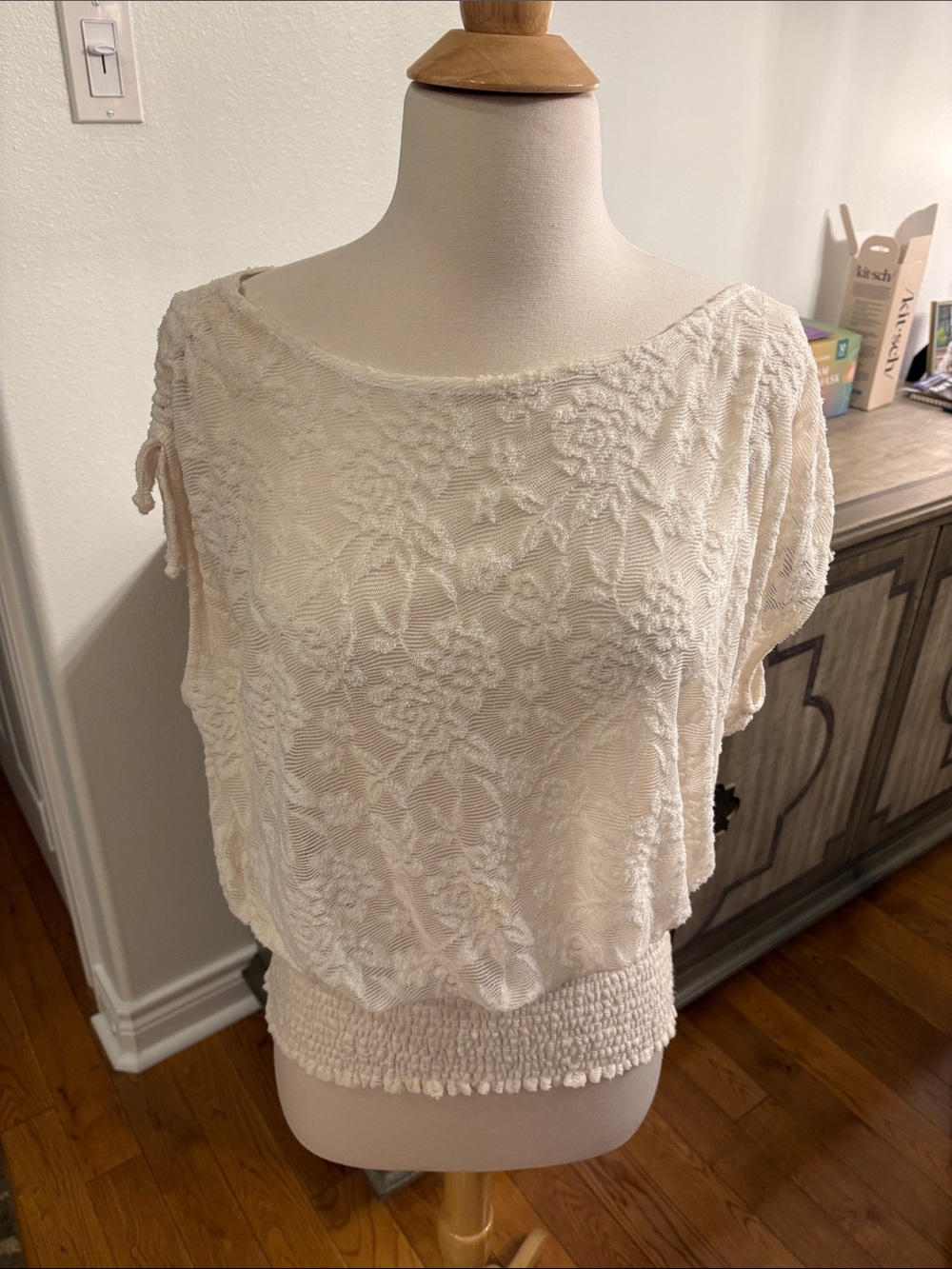 Deletta Cream Floral Textured Cropped Top laced